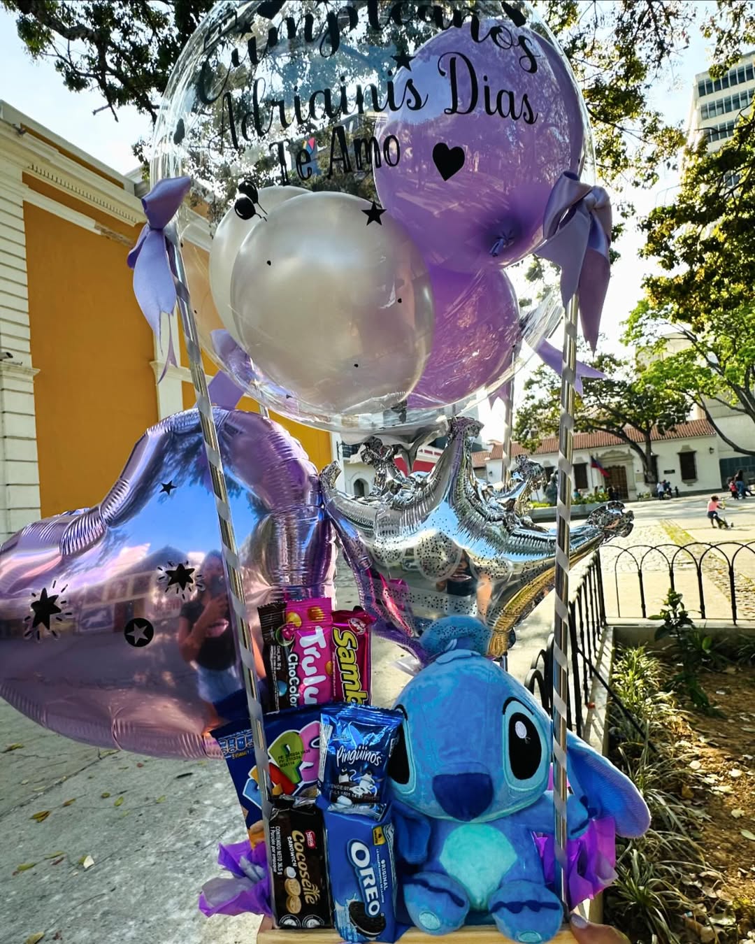 Arreglo Stitch con Globo Burbuja, Golosinas y Globos Metalizados – Regalo Original