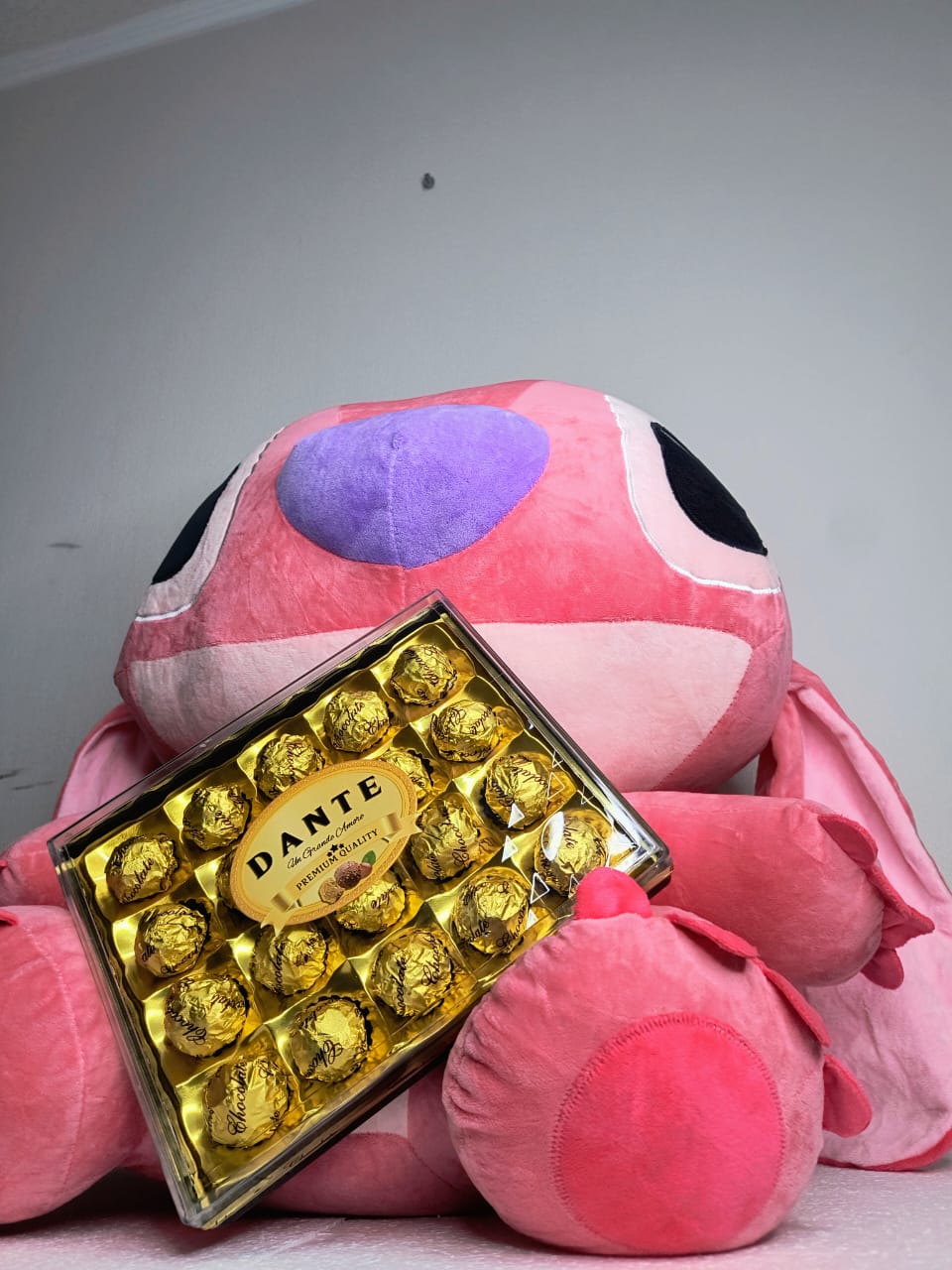 Peluche Stitch Rosado + Caja de Chocolates Dante – Edición Regalo Premium