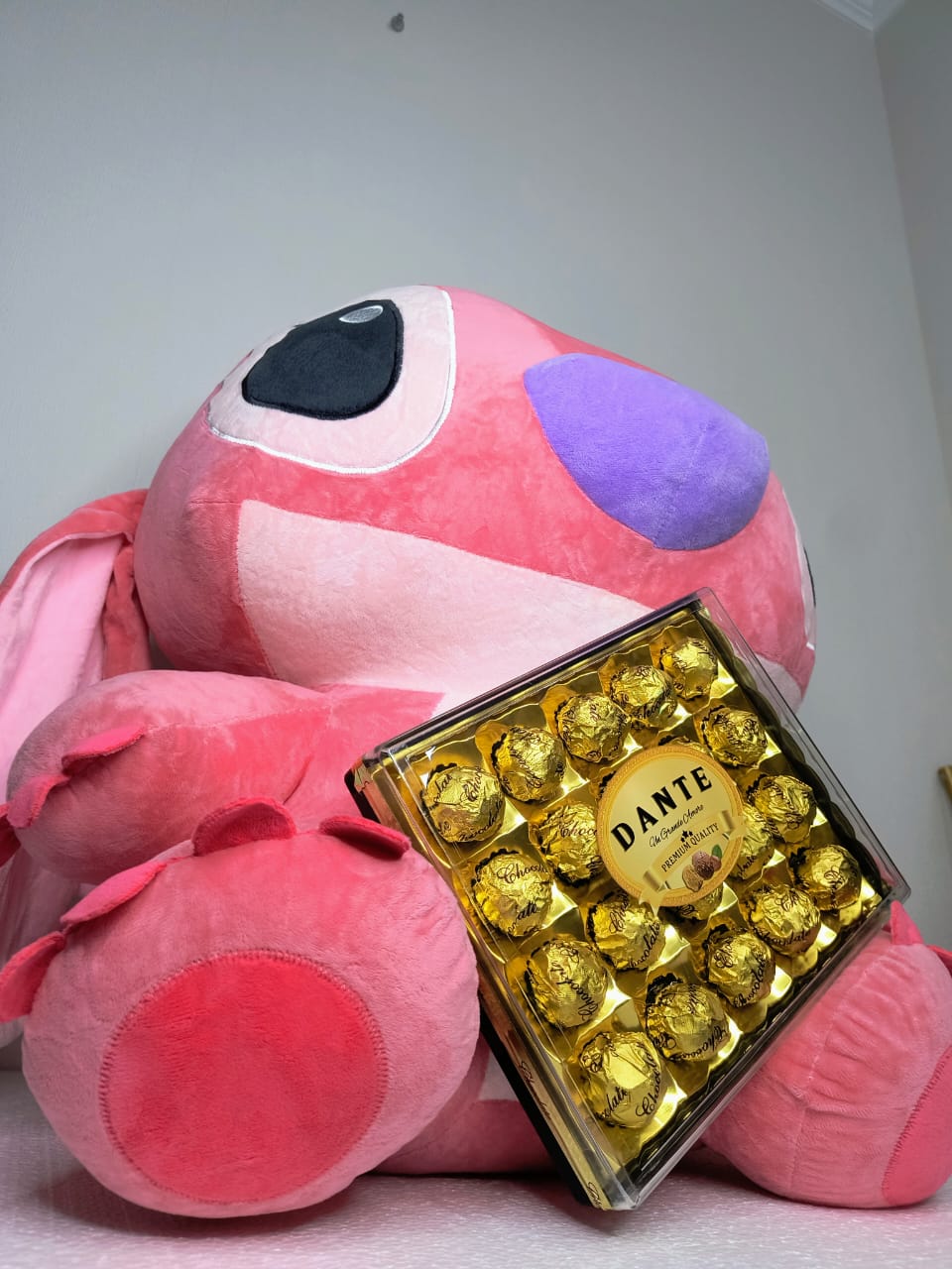 Peluche Stitch Rosado + Caja de Chocolates Dante – Edición Regalo Premium