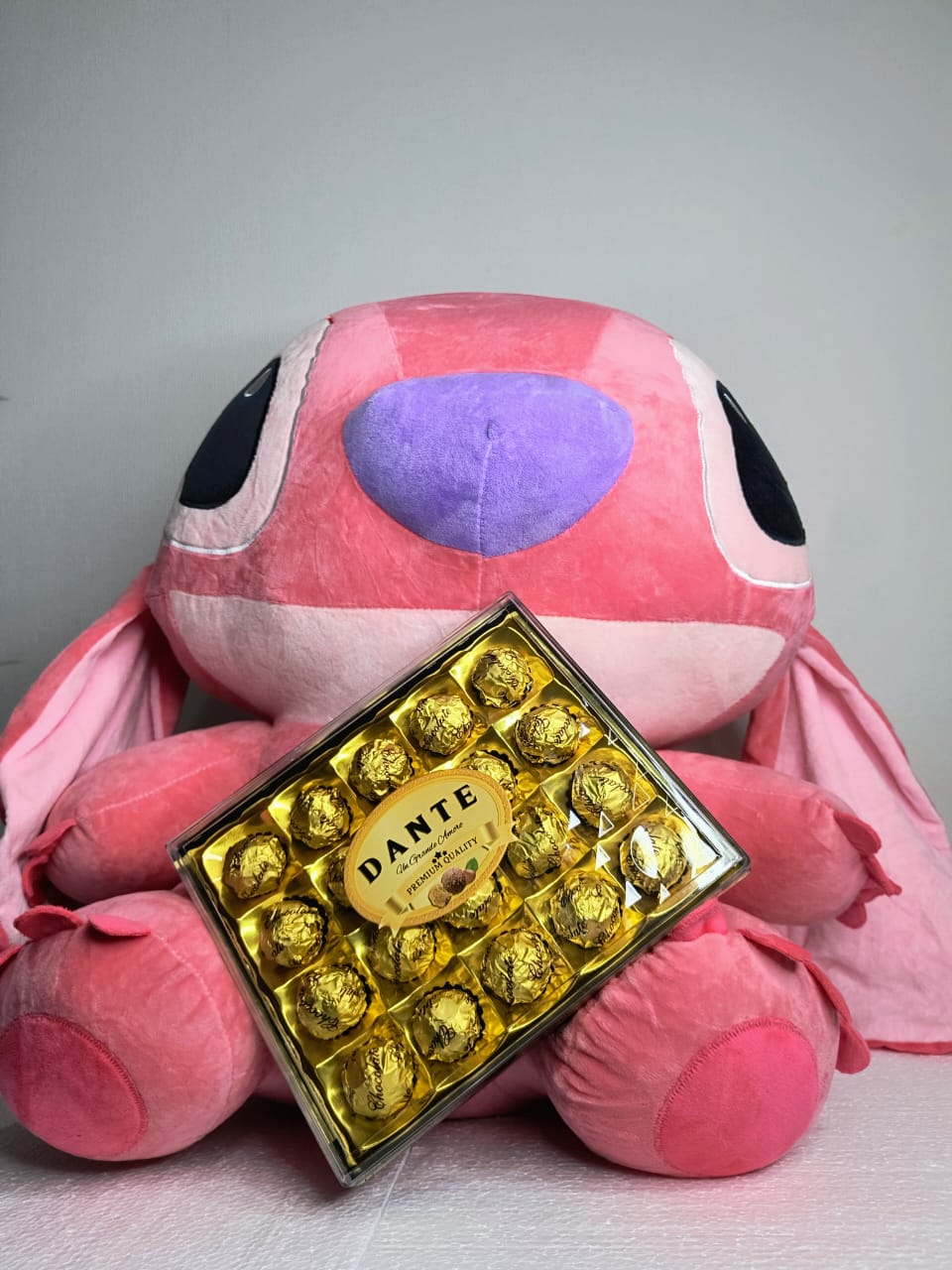 Peluche Stitch Rosado + Caja de Chocolates Dante – Edición Regalo Premium