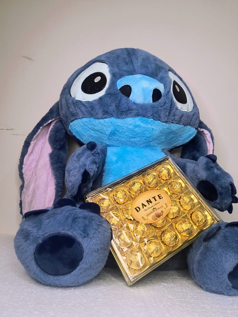 Peluche Stitch Azul Gigante + Chocolates Dante – Edición Regalo XL