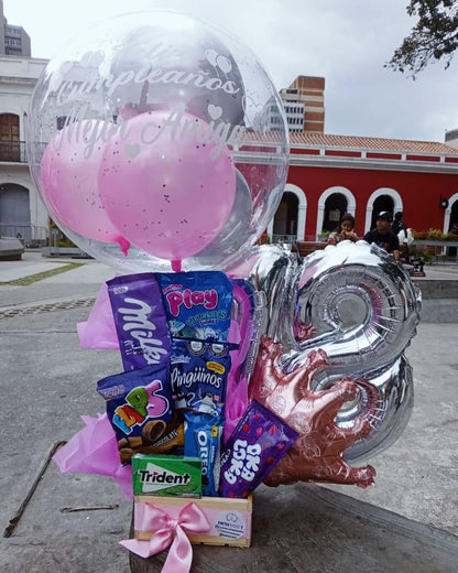 Arreglo con 26 Golosinas, Globos Cromados y Globo Burbuja – Deco Sweet