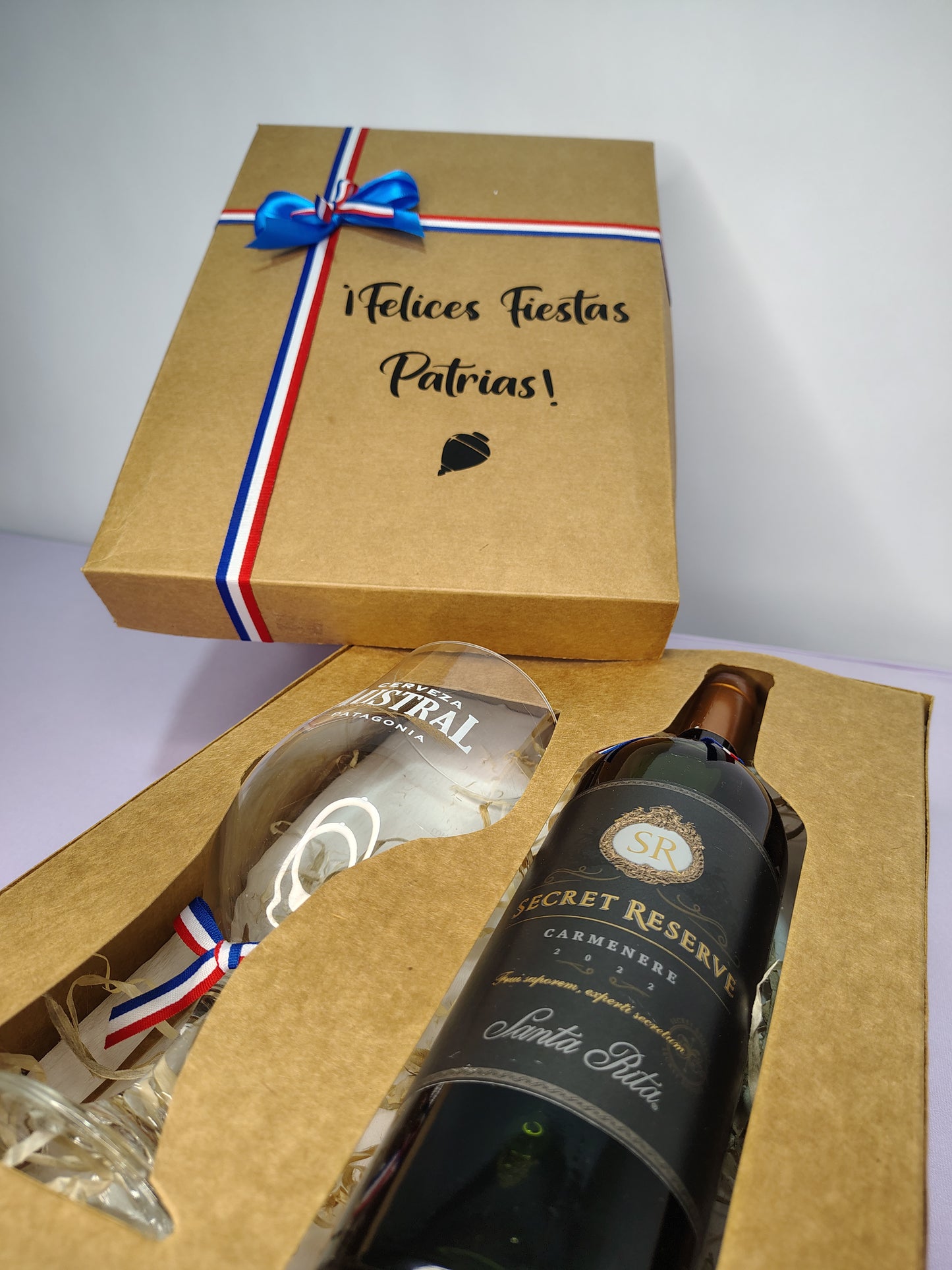 Box Orgullo Patrio con Vino y Copa Elegante – Regalo Chileno en Santiago
