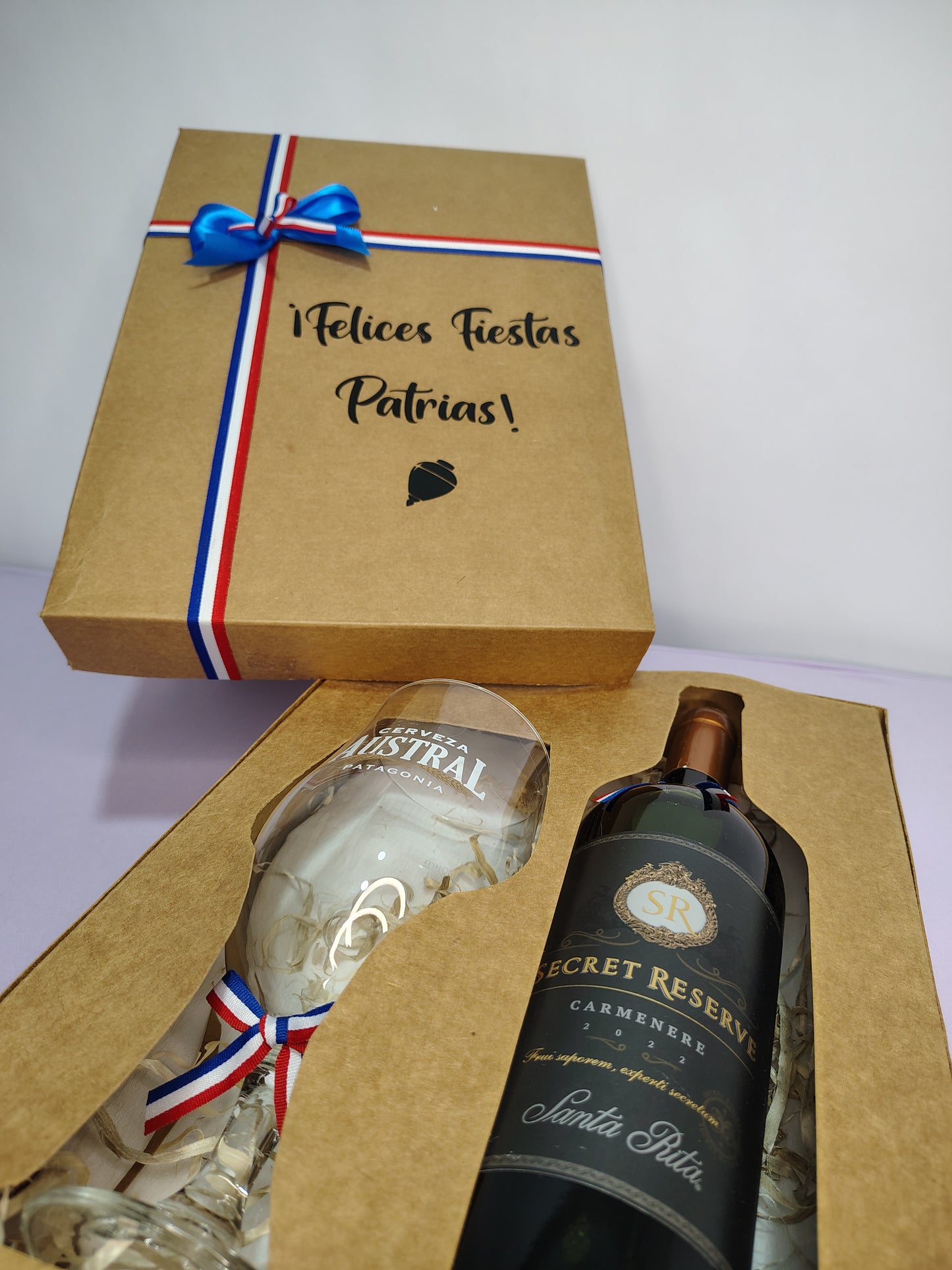 Box Orgullo Patrio con Vino y Copa Elegante – Regalo Chileno en Santiago