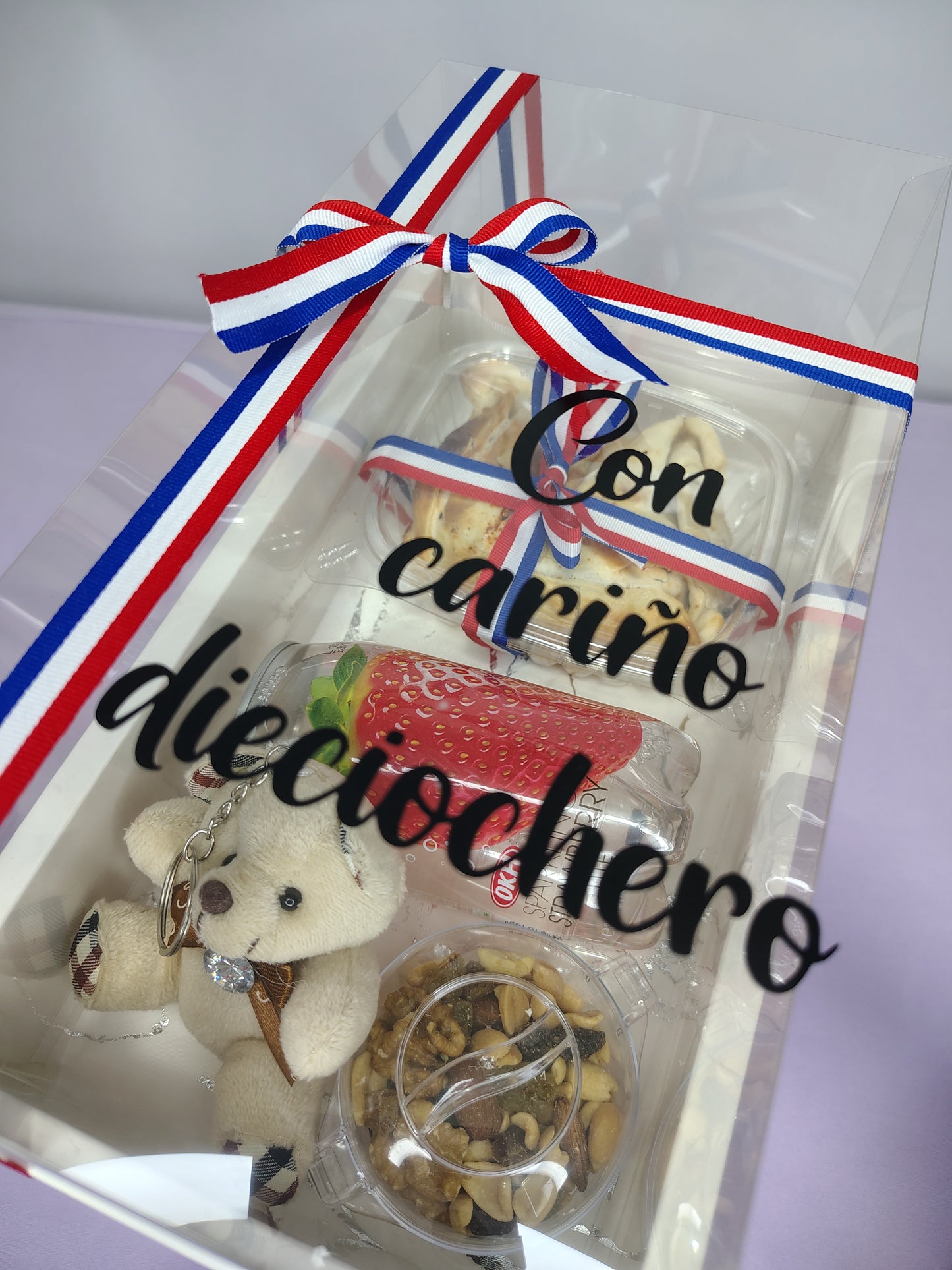 Box Cueca y Cariño con Osito, Frutos Secos y Empanada de Pino – Regalo Chileno en Santiago