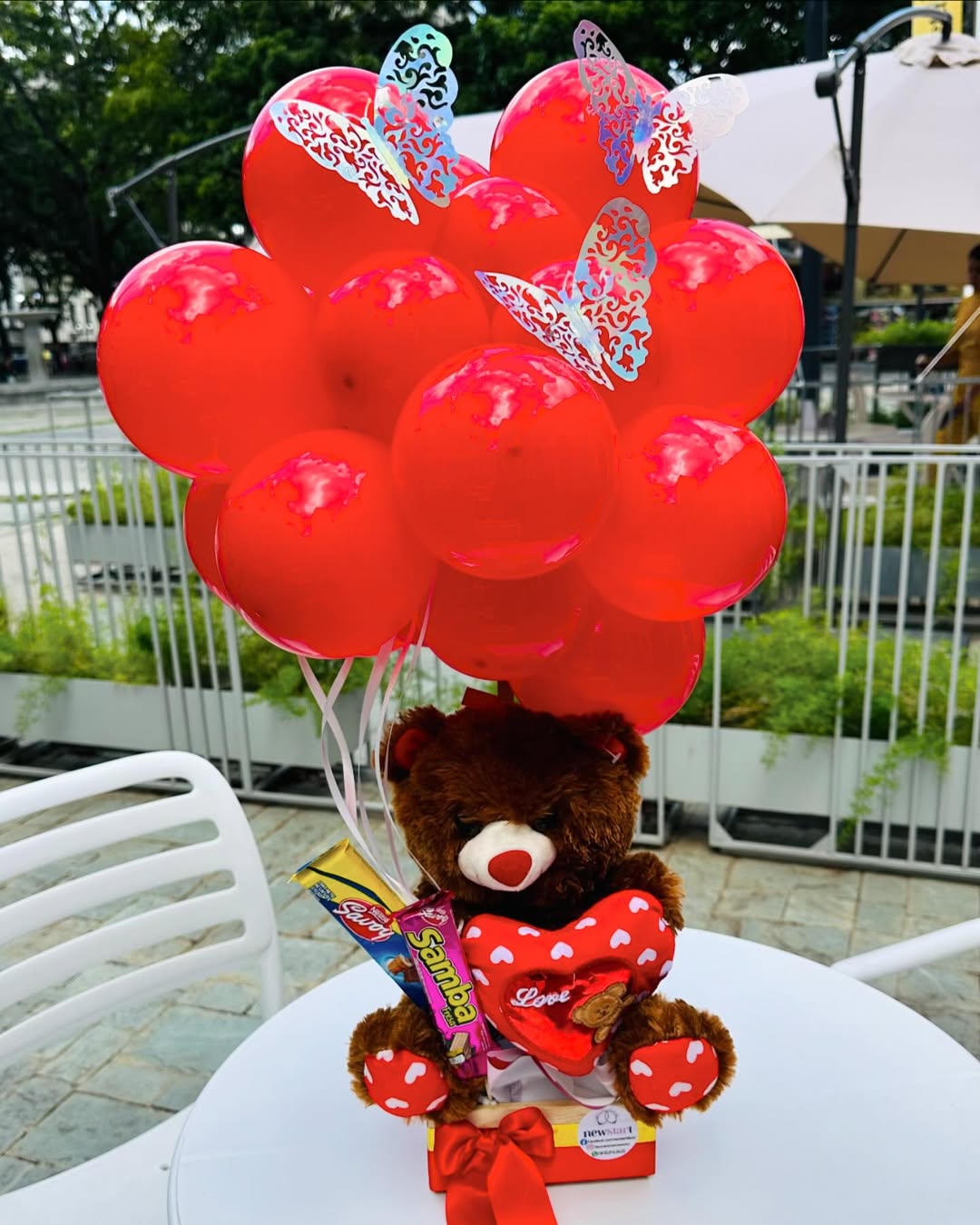 Arreglo con Globos, Peluche y Golosinas – Tierno y Dulce