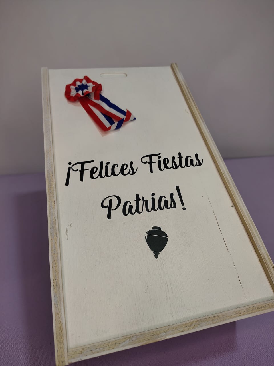 Box Tradición Chilena con Vino, Frutos Secos y Bombones – Regalo Clásico en Santiago