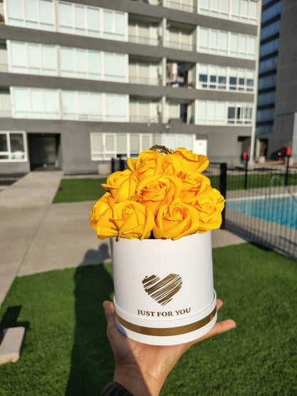 Box Love con Rosas Amarillas y Chocolate – Detalle Especial en Santiago