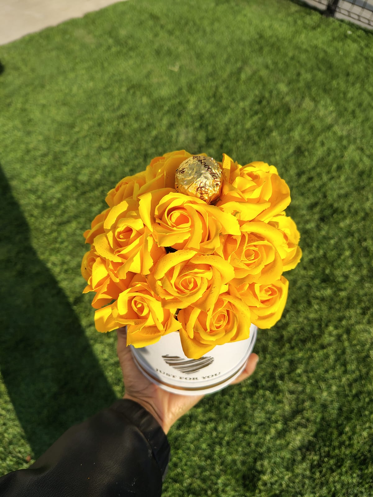 Box Love con Rosas Amarillas y Chocolate – Detalle Especial en Santiago