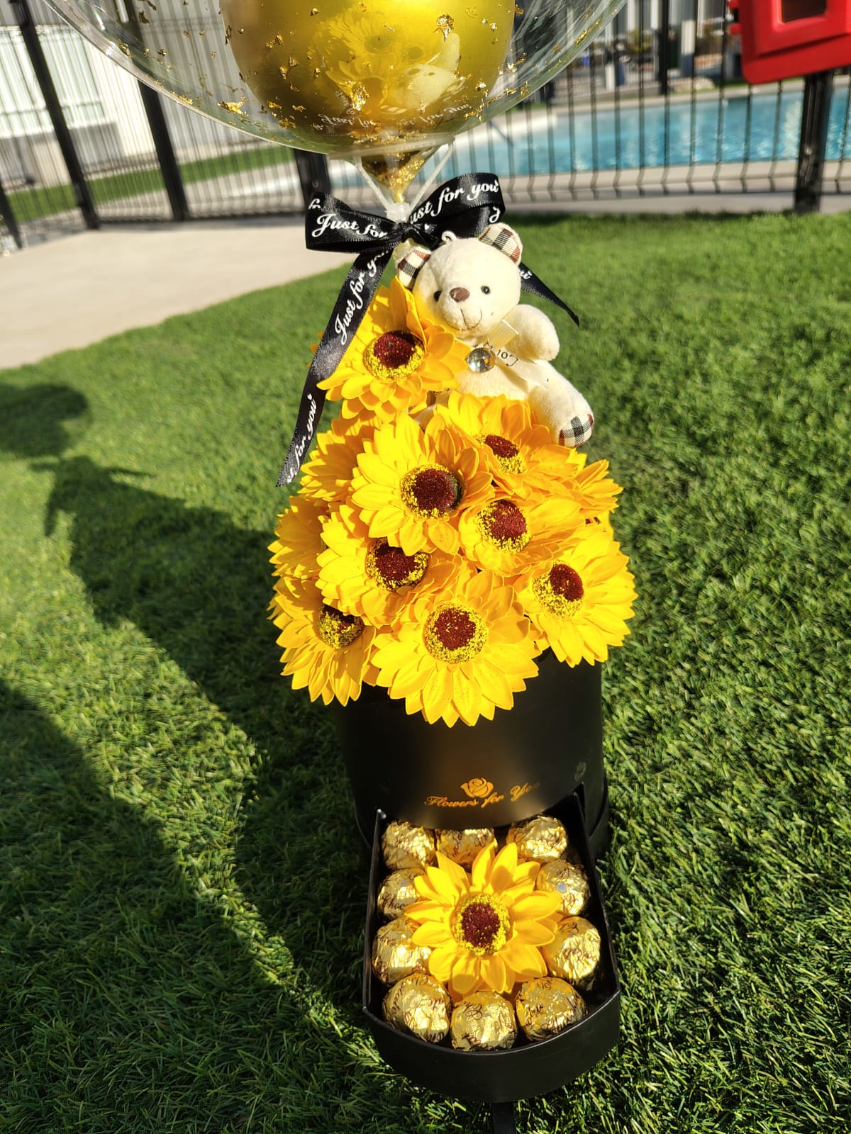 Box Luxury Elegante con Girasoles, Bombones y Globo Personalizado – Regalo Premium