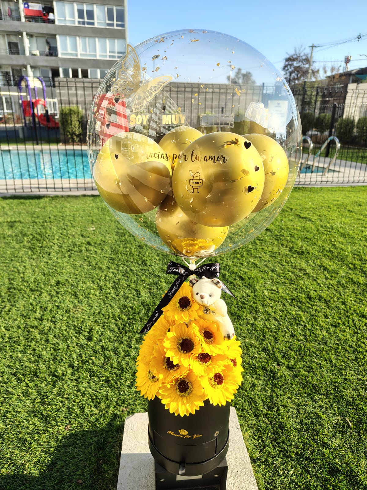 Box Luxury Elegante con Girasoles, Bombones y Globo Personalizado – Regalo Premium