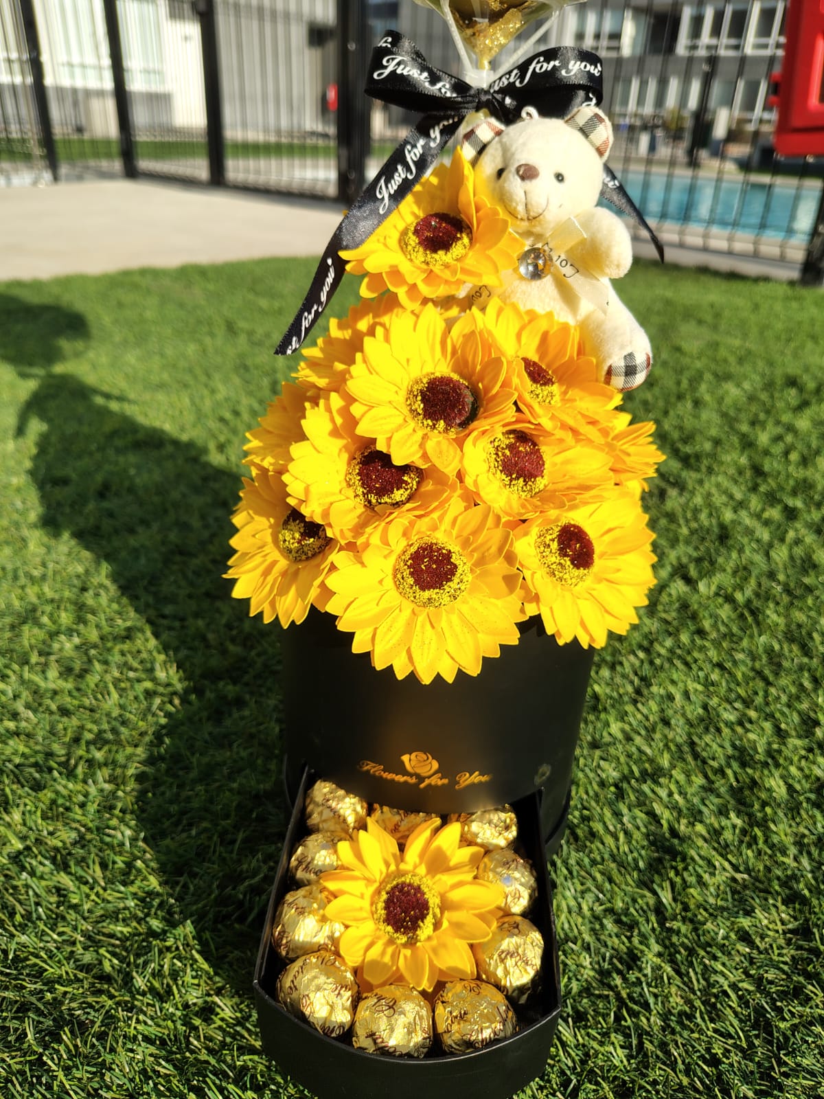 Box Luxury Elegante con Girasoles, Bombones y Globo Personalizado – Regalo Premium