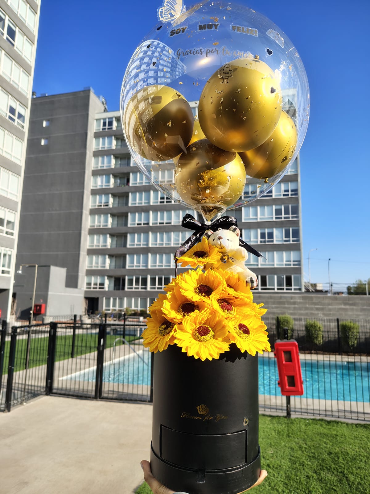 Box Luxury Elegante con Girasoles, Bombones y Globo Personalizado – Regalo Premium